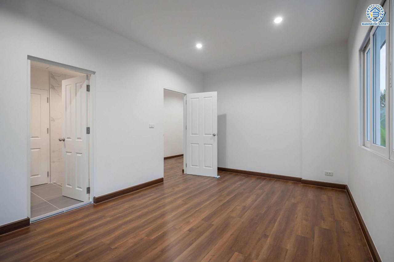 บ้านมือสองตกแต่งใหม่ โครงการ คาซ่าแกรนด์ รัตนาธิเบศร์-ราชพฤกษ์ บ้านเดี่ยวจากแบรนด์ Q.House เนื้อที่ 70 ตร.ว. ฟังก์ชัน 3 ห้องนอน 4 ห้องน้ำ 1 ห้องแม่บ้าน จอดรถได้ถึง 2 คัน พร้อม Facilities ครบครัน บนทำเลเดินทางสะดวก ติดถนนราชพฤกษ์ ใกล้เซ็นทรัลเวสต์เกต และรถไฟฟ้าสายสีม่วง "สถานีบางรักใหญ่"